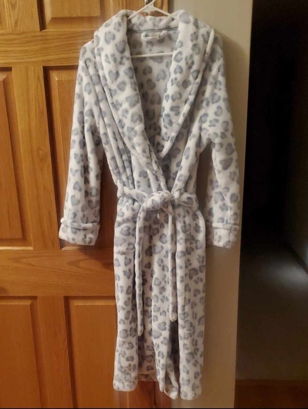Sonoma Women's Medium Animal Print Tracks Plush Faux Fur Gray & White Robe